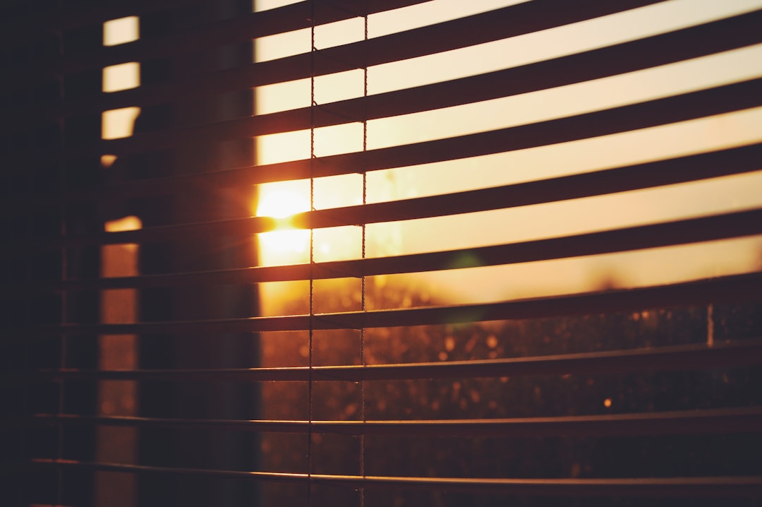 Hoe raamdecoratie kan helpen bij het reguleren van de temperatuur in je huis