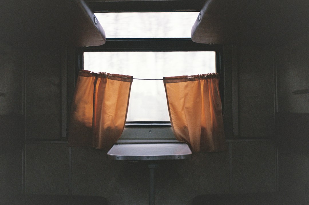 Caravan gordijnen: herfstkleuren en warme stoffen